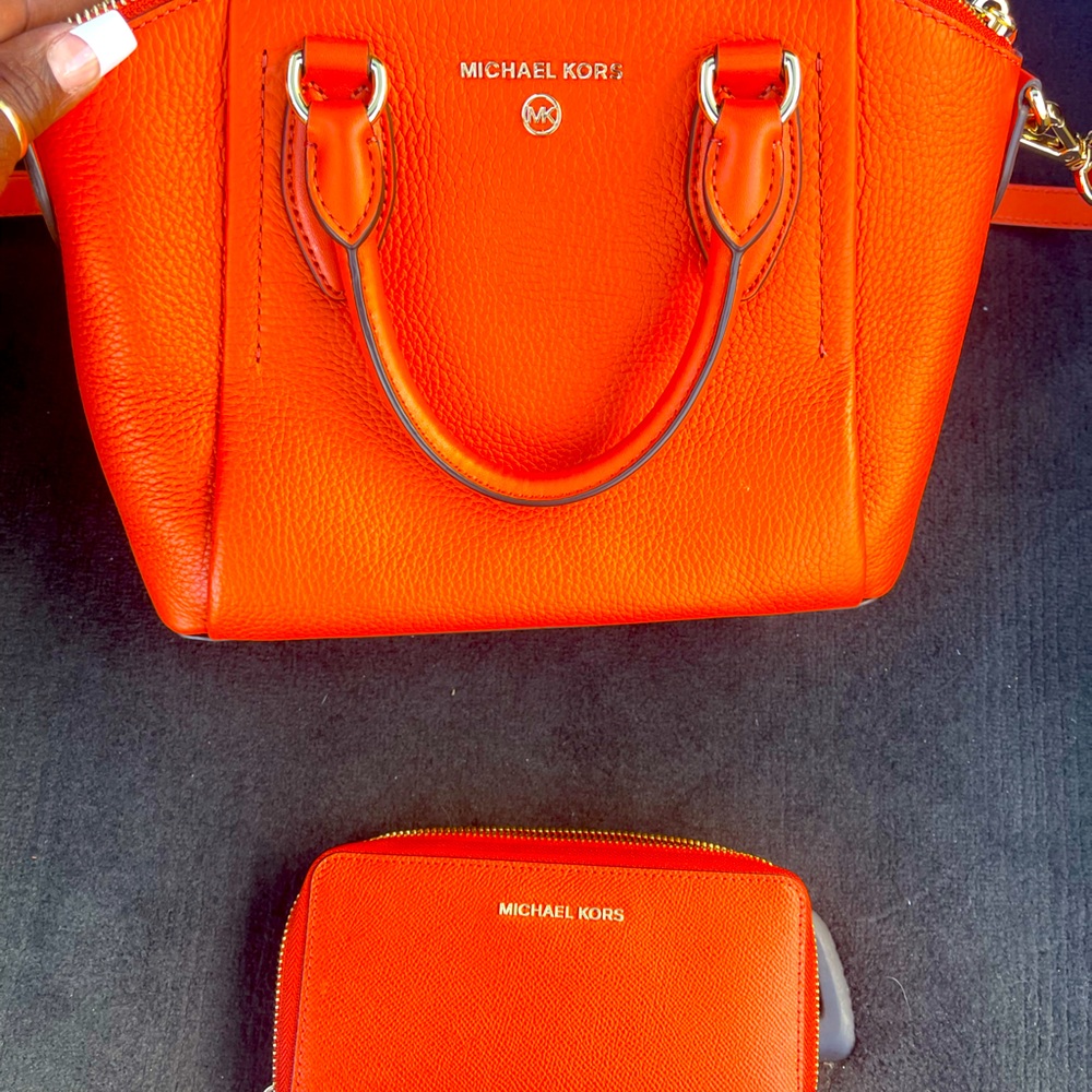 MICHAEL KORS Sienna Medium
Leather Messenger Bag-Color:Dahlia- Tags